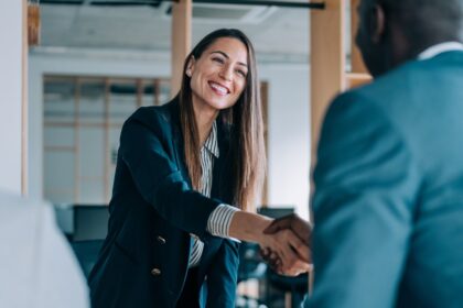 What is a life insurance broker?