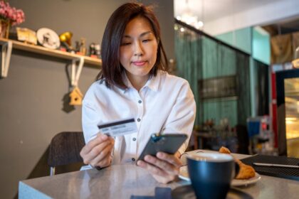 Pros and cons of 0% APR credit card